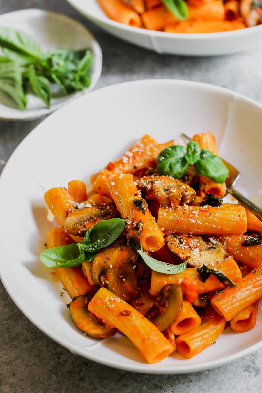 5 Ingredient Roasted Red Pepper Pasta with Mushrooms - Dishing Out Health